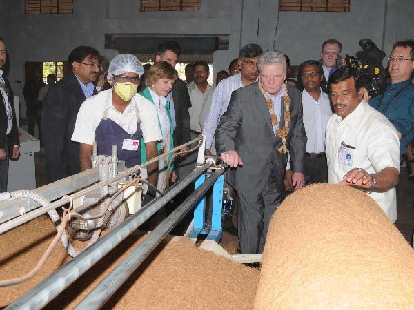 ನಾರಿನ ಕುರ್ಚಿ ಮೇಲೆ ಕುಳಿತು ಸಂತಸ