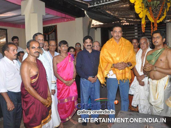 ರವಿಶಾಸ್ತ್ರಿ ಅವರಿಗೆ ಶಾಲು ಹೊದಿಸಿ ಗೌರವ ರವಿಶಾಸ್ತ್ರಿ ಅವರಿಗೆ ಶಾಲು ಹೊದಿಸಿ ಗೌರವ