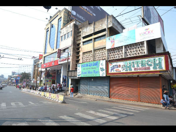ಬಿಕೋ ಎನ್ನುತ್ತಿರುವ ನಗರದ ರಸ್ತೆಗಳು