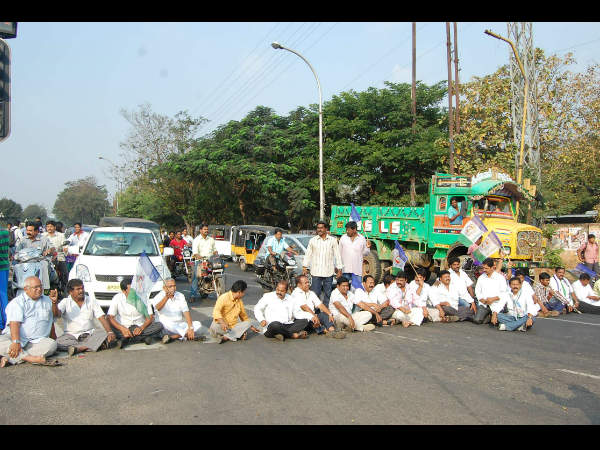 ಕಾರ್ಯಕರ್ತರಿಂದ ರಸ್ತೆ ತಡೆ