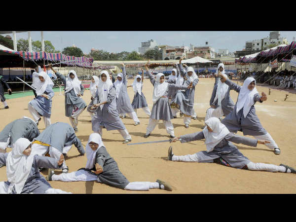 ವಿದ್ಯಾರ್ಥಿನಿಗಳಿಂದ ಆತ್ಮರಕ್ಷಣೆ ಕಲೆ ಕಲಿಕೆ