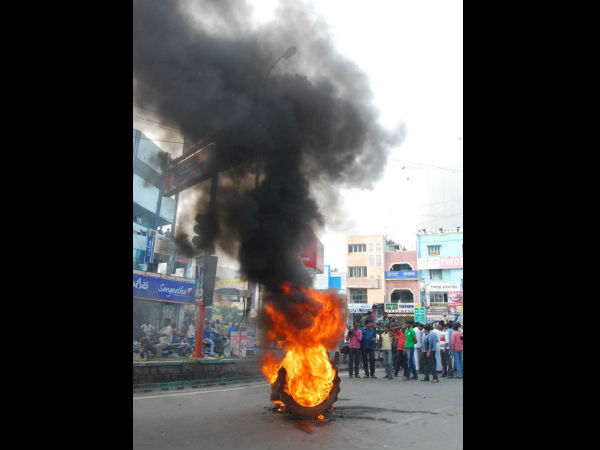 ಸೀಮಾಂಧ್ರ ಸಂಚಾರ ವ್ಯವಸ್ಥೆ ಎಲ್ಲೆಡೆ ಅಸ್ತವ್ಯಸ್ತ