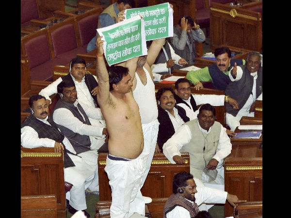 ಆರ್ ಎಲ್ ಡಿ ಸದಸ್ಯರಿಂದ ಕುರ್ತಾ ಪ್ರತಿಭಟನೆ