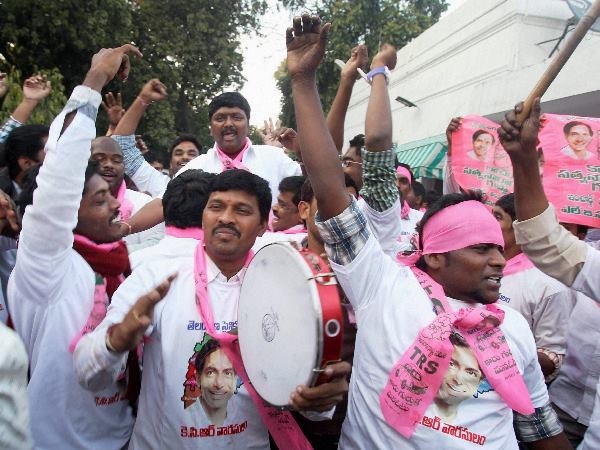 ದೆಹಲಿಯಲ್ಲಿ ಟಿಆರ್ ಎಸ್ ಕಾರ್ಯಕರ್ತರ ಸಂಭ್ರಮ