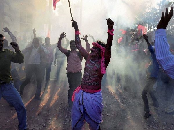 ಟಿಆರ್ ಎಸ್ ಕಾರ್ಯಕರ್ತರು ಸಂಭ್ರಮಾಚರಣೆ