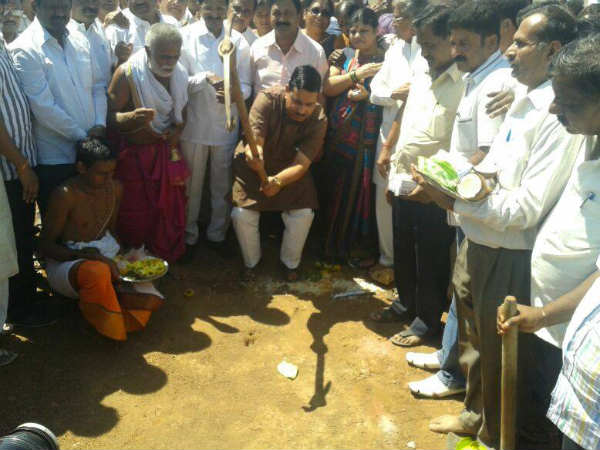 ವೇದಿಕೆಗಾಗಿ ಭೂಮಿ ಪೂಜೆ