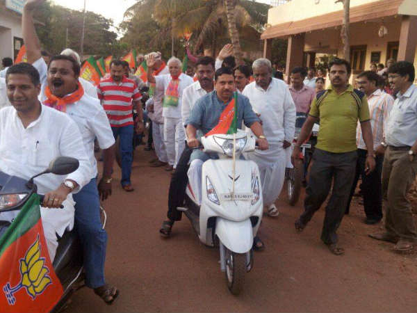 ಪ್ರಹ್ಲಾದ್ ಜೋಶಿ ಚಾಲನೆ