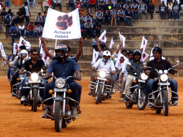 ಗುಡಗುಡನೆ ಬಂದವು ನೋಡಿ ಬ್ಯಾನರ್ ಹಿಡಿದ ಬುಲೆಟ್ಟುಗಳು