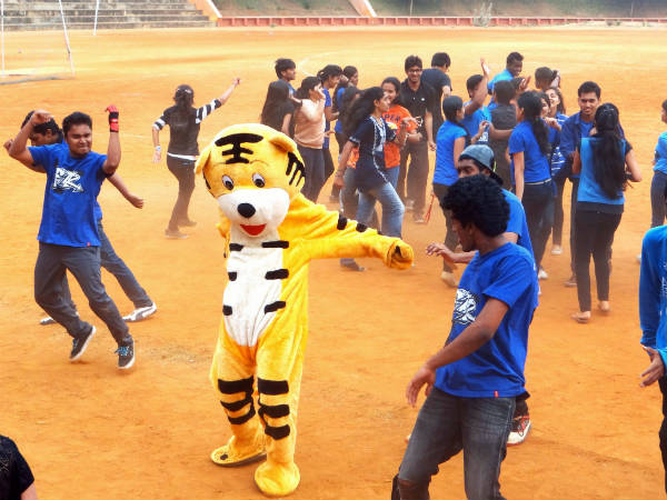ಹಬ್ಬದ ಥೀಮ್ ಹಾಡಿಗೆ ಹುಚ್ಚೆದ್ದು ಕುಣಿದ ವಿದ್ಯಾರ್ಥಿಗಳು