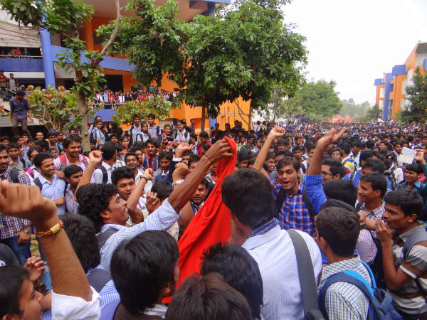 ಪ್ರಿನ್ಸಿಪಾಲರಿಂದ ವಿದ್ಯಾರ್ಥಿಗಳಿಗೆ ಪ್ರಮಾಣ ಬೋಧನೆ