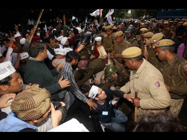 ಪೊಲೀಸರಿಂದ ಲಾಠಿಚಾರ್ಜ್, ಜಲಫಿರಂಗಿ ಪ್ರಯೋಗ