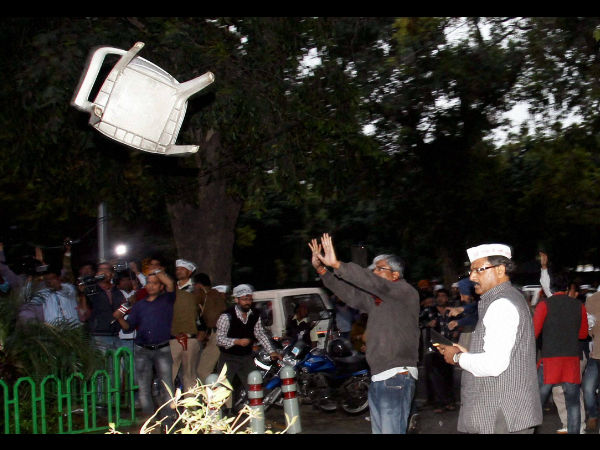 ಬಿಜೆಪಿ ಕಚೇರಿಯಿಂದ ಕುರ್ಚಿ ಎಸೆತ