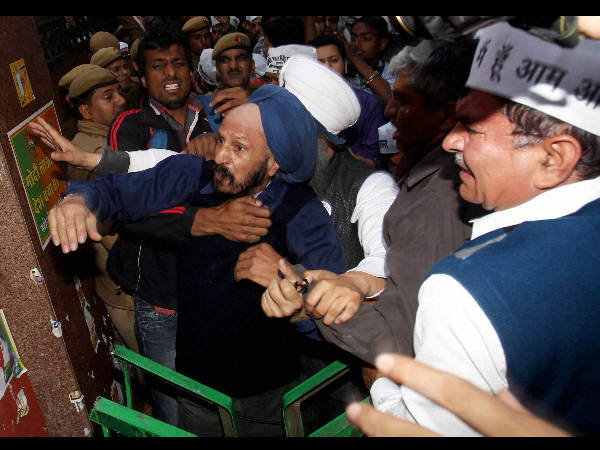 ಅಂಬಾನಿ ಮತ್ತು ಅದಾನಿಗೆ ಜಮೀನು ನೀಡಲಾಗಿದೆ