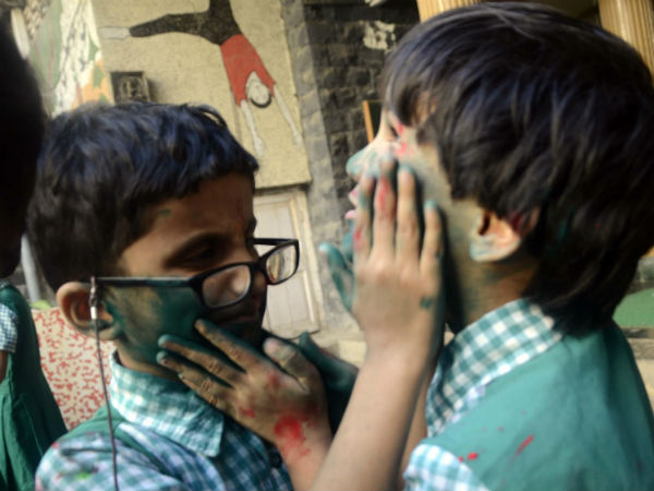 ನಿನ್ನ ಕೈಗೆ ಅಂಟಿರೋದು ಯಾವ ಬಣ್ಣ ಕಣೋ?