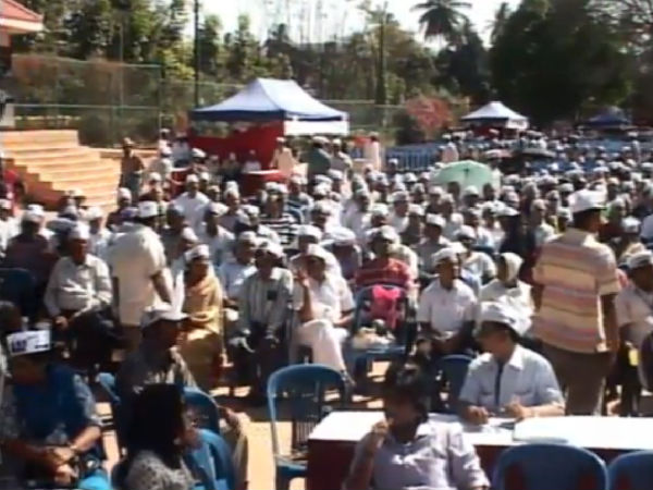 ಬಿಸಿಲಿನಲ್ಲಿ ಅರವಿಂದ್ ಗಾಗಿ ಕಾದು ಕುಳಿತ ಜನ