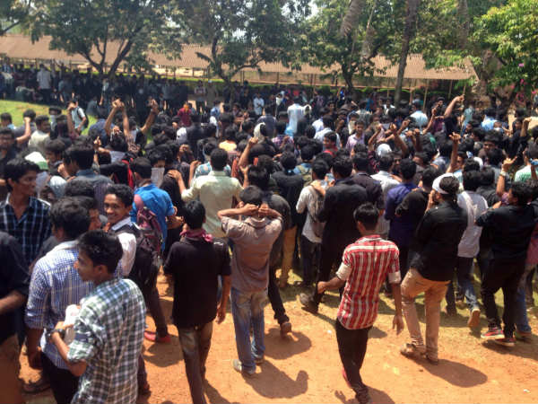 ಮಂಗಳೂರು: ಪಿಎ ಕಾಲೇಜಿನಲ್ಲಿ ವಿದ್ಯಾರ್ಥಿಗಳ ಪ್ರತಿಭಟನೆ 