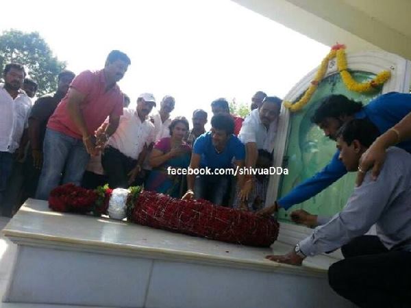 ಬೆಂಗಳೂರಿನಲ್ಲಿ ಡಾ. ರಾಜ್ ಸಮಾಧಿಗೆ ನಮನ