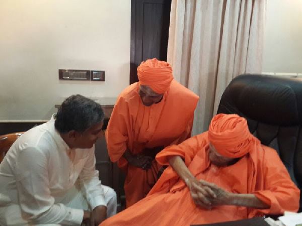 ಪ್ರಥಮವಾಗಿ ಅಧಾರ್ ಪಡೆದಿದ್ದ ಸ್ವಾಮೀಜಿ
