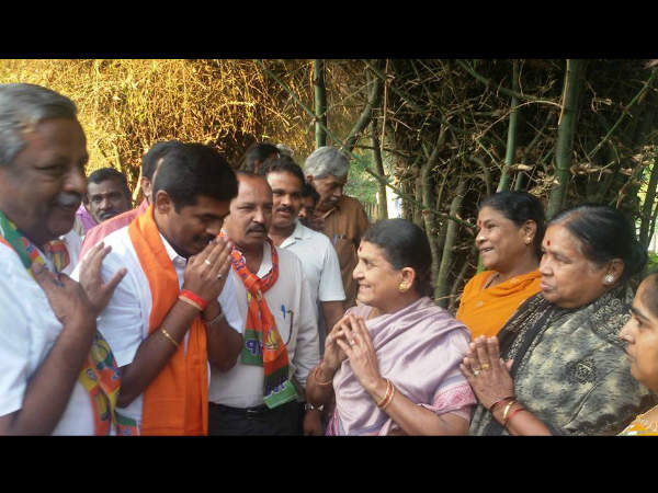 ವಾಯುವಿಹಾರಿಗಳೊಂದಿಗೆ ಮಾತುಕತೆ