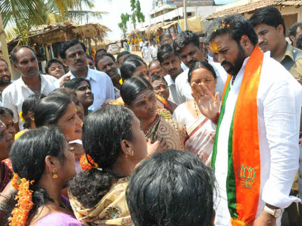 ಹೂವಿನ ಹಡಗಲಿಯಲ್ಲಿ ಶ್ರೀರಾಮುಲು ಮತಯಾಚನೆ