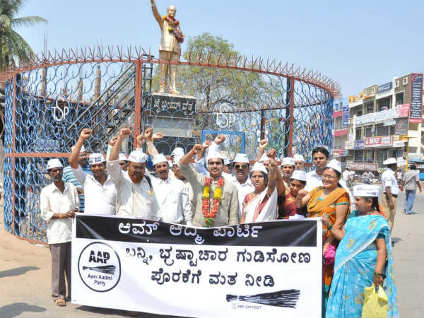 ಅಂಬೇಡ್ಕರ್ ಪ್ರತಿಮೆ ಮಾಲಾರ್ಪಣೆ