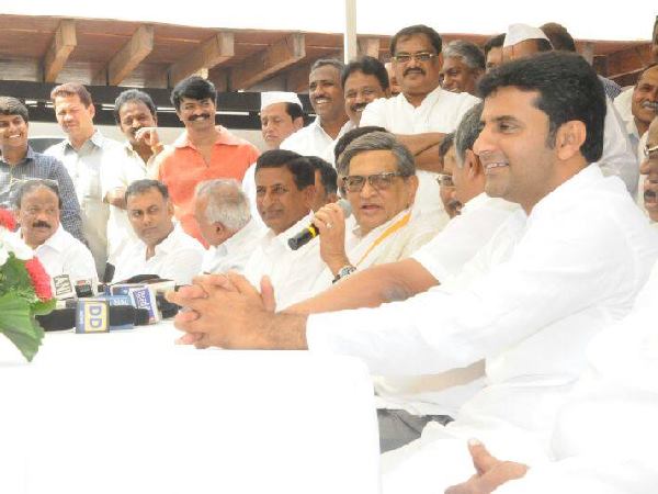 ಮನೆಯಲ್ಲಿ ಪತ್ರಿಕಾಗೋಷ್ಠಿ