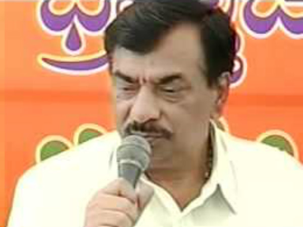 ಪತ್ನಿ ಕೈಮುಗಿತಾರೆ, ಪತಿ ಡ್ಯಾನ್ಸ್‌ ಮಾಡ್ತಾರೆ