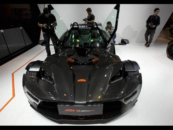 ಹೊಚ್ಚ ಹೊಸ ಕ್ರೀಡಾ ಕಾರು 