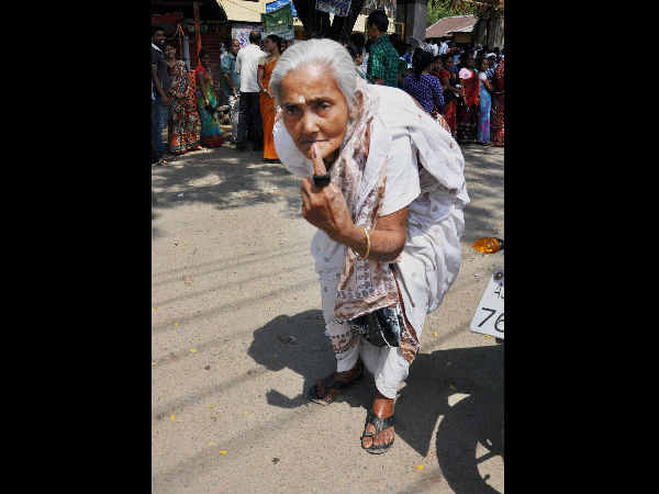 ಗುವಾಹಟಿಯಲ್ಲಿ ಹಿರಿಯಜ್ಜಿಯಿಂದ ಮತದಾನ