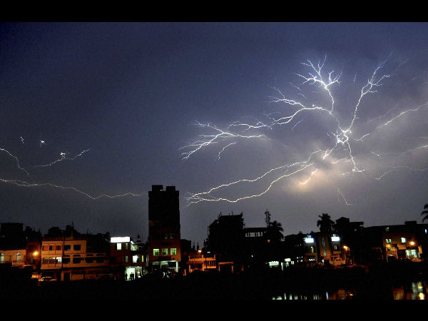 ಅಗರ್ತಲ: ಬೇಸಿಗೆಯಲ್ಲಿ ಮಿಂಚಿನ ದೃಶ್ಯ