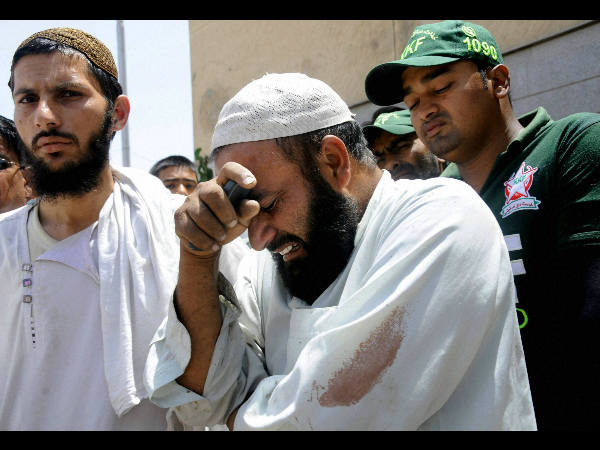 ಕರಾಚಿಯಲ್ಲಿ ದುಃಖತಪ್ತ ಪೋಷಕ