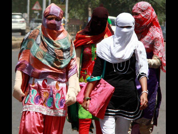 ಗುರ್ ಗಾಂವ್ ನಲ್ಲಿ ಕಾಲೇಜು ವಿದ್ಯಾರ್ಥಿನಿಯರು