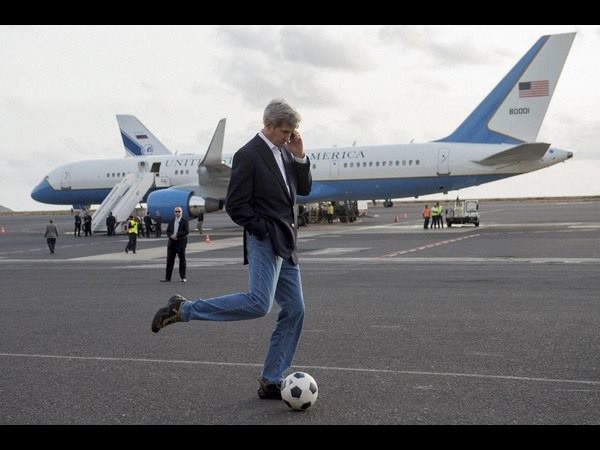 ವಿಮಾನ ನಿಲ್ದಾಣದಲ್ಲೇ ಫುಟ್ಬಾಲ್ 