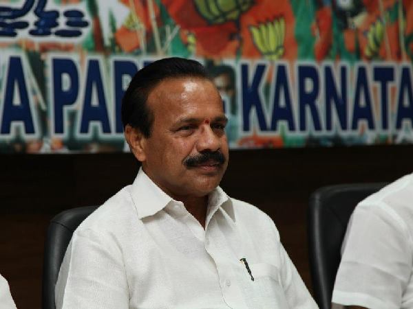 ಸಿಎಂ ಅಧಿಕಾರಿಗಳಿಂದ ಹಣ ಪಡೆದಿದ್ದಾರೆ