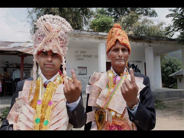 ನವ ವಿವಾಹಿತ ಹಾಗೂ ಆತನ ತಂದೆ 