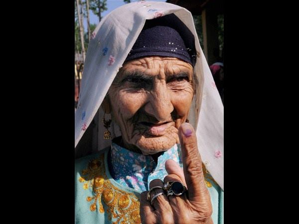 ವಯೋವೃದ್ಧೆಯಿಂದ ಮತದಾನ