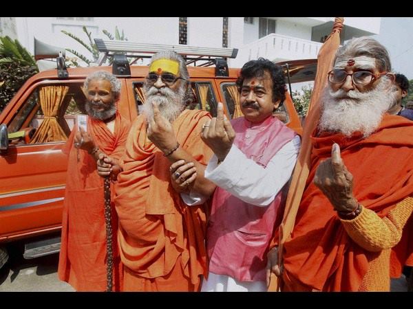 ಉತ್ತರಪ್ರದೇಶದಲ್ಲಿ ಸಾಧು ಸಂತರಿಂದ ಮತದಾನ