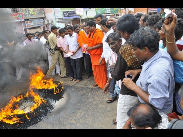 ಪುಸ್ತಕ ಸುಟ್ಟು ಪ್ರತಿಭಟನೆ