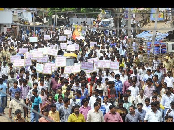 ನಾರಾಯಣಾಚಾರ್ಯ ವಿರುದ್ಧ ಪ್ರತಿಭಟನೆ