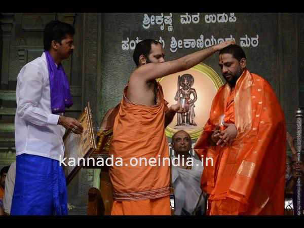 ಸ್ವಾಮೀಜಿಯನ್ನು ಸ್ಮರಣಿಕೆ ನೀಡಿ ಸನ್ಮಾನಿಸಿದರು