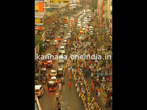 ಹೆಲಿಕಾಪ್ಟರ್ ಮೂಲಕ ಪುಷ್ಪಾರ್ಪಣೆ