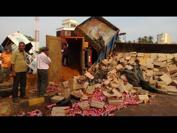 ಮಂಗಳೂರಿನಲ್ಲಿ ಕೋಕಾ ಕೋಲಾ ಲಾರಿ ಅಪಘಾತ