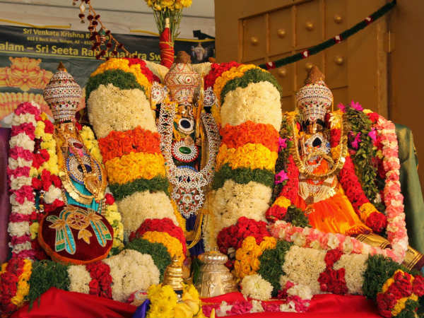 ಅಲಂಕೃತವಾದ ಪಲ್ಲಕಿಯಲ್ಲಿ ಸೀತೆ, ರಾಮ, ಲಕ್ಷ್ಮಣ