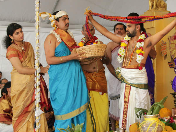 ಪೂಜಾ ಕೈಂಕರ್ಯದಲ್ಲಿ ತಲ್ಲೀನರಾಗಿರುವ ಅರ್ಚಕರು