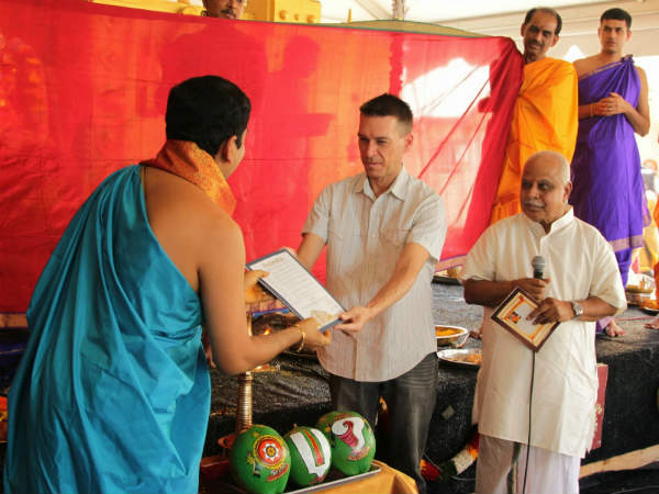 ಪತ್ರವನ್ನು ಕ್ಷೇತ್ರದ ಅರ್ಚಕರಿಗೆ ಹಸ್ತಾಂತರಿಸಿದ ಮೇಯರ್