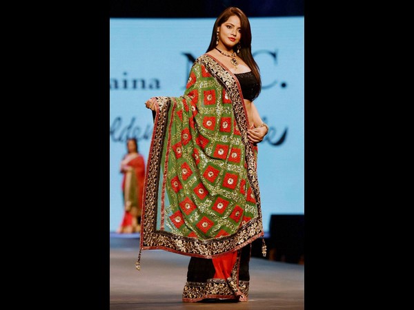 ಮುಂಬೈನಲ್ಲಿ ನೀತು ಚಂದ್ರ ಬೆಕ್ಕಿನ ನಡಿಗೆ