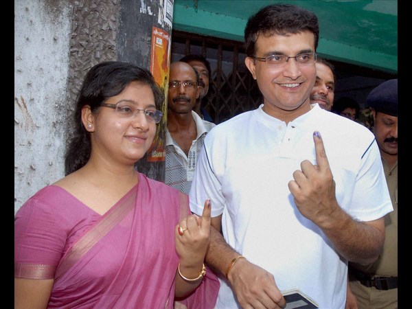 ಗಂಗೂಲಿ ದಂಪತಿಯಿಂದ ಮತದಾನ