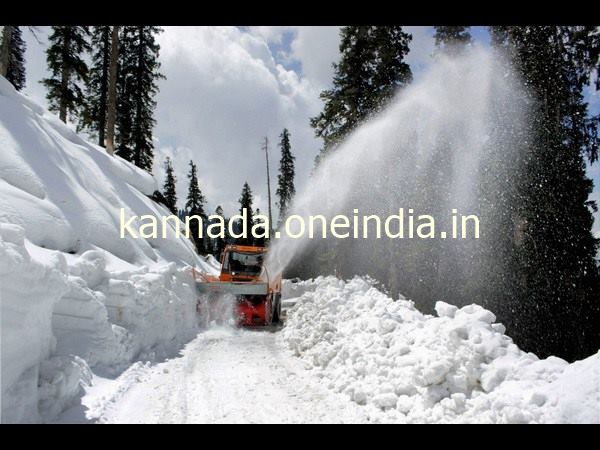 ಕಾಶ್ಮೀರದಲ್ಲಿ ಹಿಮಚ್ಛಾದಿತ ರಸ್ತೆ