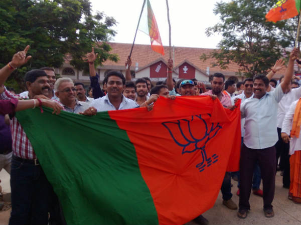 ಕಾರ್ಯಕರ್ತರಲ್ಲಿ ಮನೆಮಾಡಿದ ಸಂಭ್ರಮ ಕಾರ್ಯಕರ್ತರಲ್ಲಿ ಮನೆಮಾಡಿದ ಸಂಭ್ರಮ