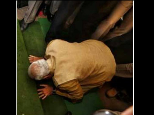 ಪ್ರಜಾಪ್ರಭುತ್ವದ ಹೆಬ್ಬಾಗಿಲಿಗೆ ಮೋದಿ ನಮನ